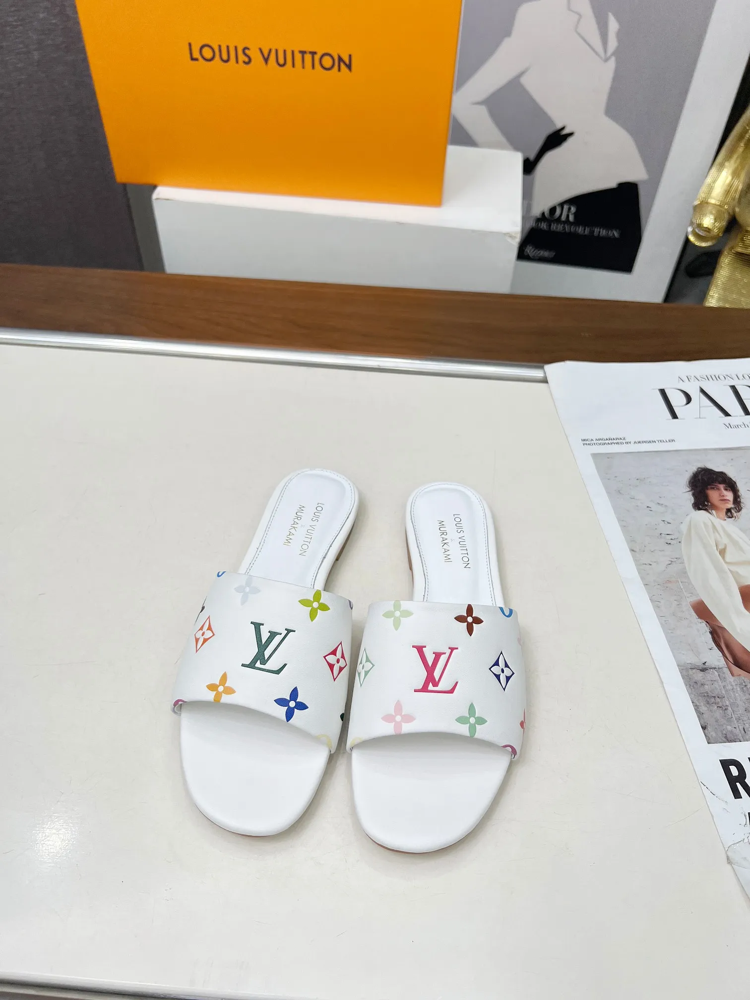 💕💕Factory direct selling price p380💕💕Vuiton’s latest 2025 spring and summer style. This sandal is from the Louis Vuitton The dotted LV logo on the upper brings a different visual feast to the hot summer. Color: coffee, white, black. Size: 35 to 40 (4142 can be customized, non-returnable and non-exchangeable) (leather sole can be customized +30 non-returnable and non-exchangeable)